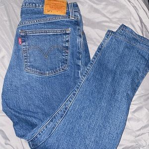 Levi jeans size 27